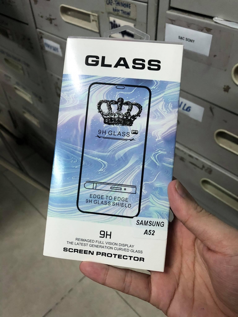 Miếng Kính Cường Lực Full Samsung Galaxy A52 Hiệu Glass ôm sát vào màn hình máy bao gồm cả phần viền màn hình, bám sát tỉ mỉ từng chi tiết nhỏ